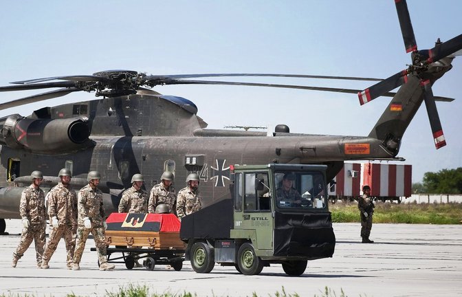 Deutsche Soldaten tragen den Sarg von einem der Kameraden, die am 2. April 2010   in Kundus im Kampf gegen die Taliban getötet wurden<span class='image-autor'>Foto: BUNDESREGIERUNG/STEFFEN KUGLER</span>