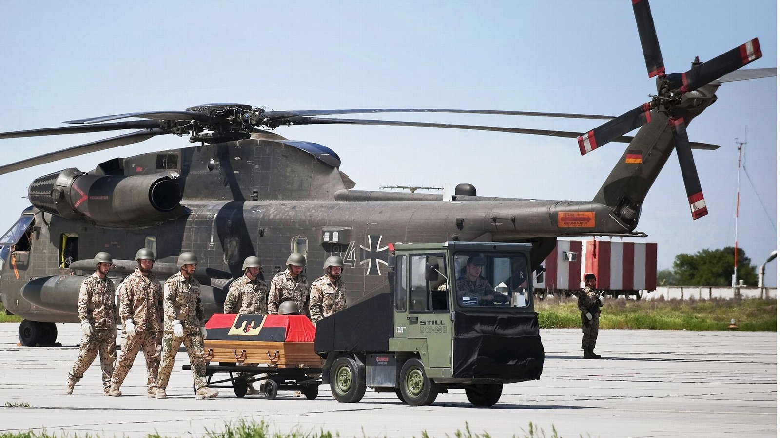 Deutsche Soldaten tragen den Sarg von einem der Kameraden, die am 2. April 2010   in Kundus im Kampf gegen die Taliban getötet wurdenFoto: BUNDESREGIERUNG/STEFFEN KUGLER