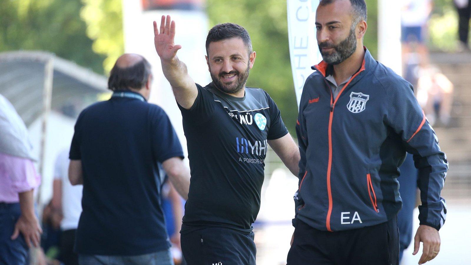 Mustafa Ünal (li., neben Trainerkollege Erkan Aktas) hofft noch an Freiberg vorbeizuziehen.Foto: Pressefoto Baumann/Alexander Keppler