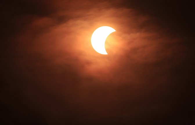 Die Sonnenfinsternis lässt nicht lange auf sich warten.<span class='image-autor'>Foto: Sanit Fuangnakhon / shutterstock.com</span>