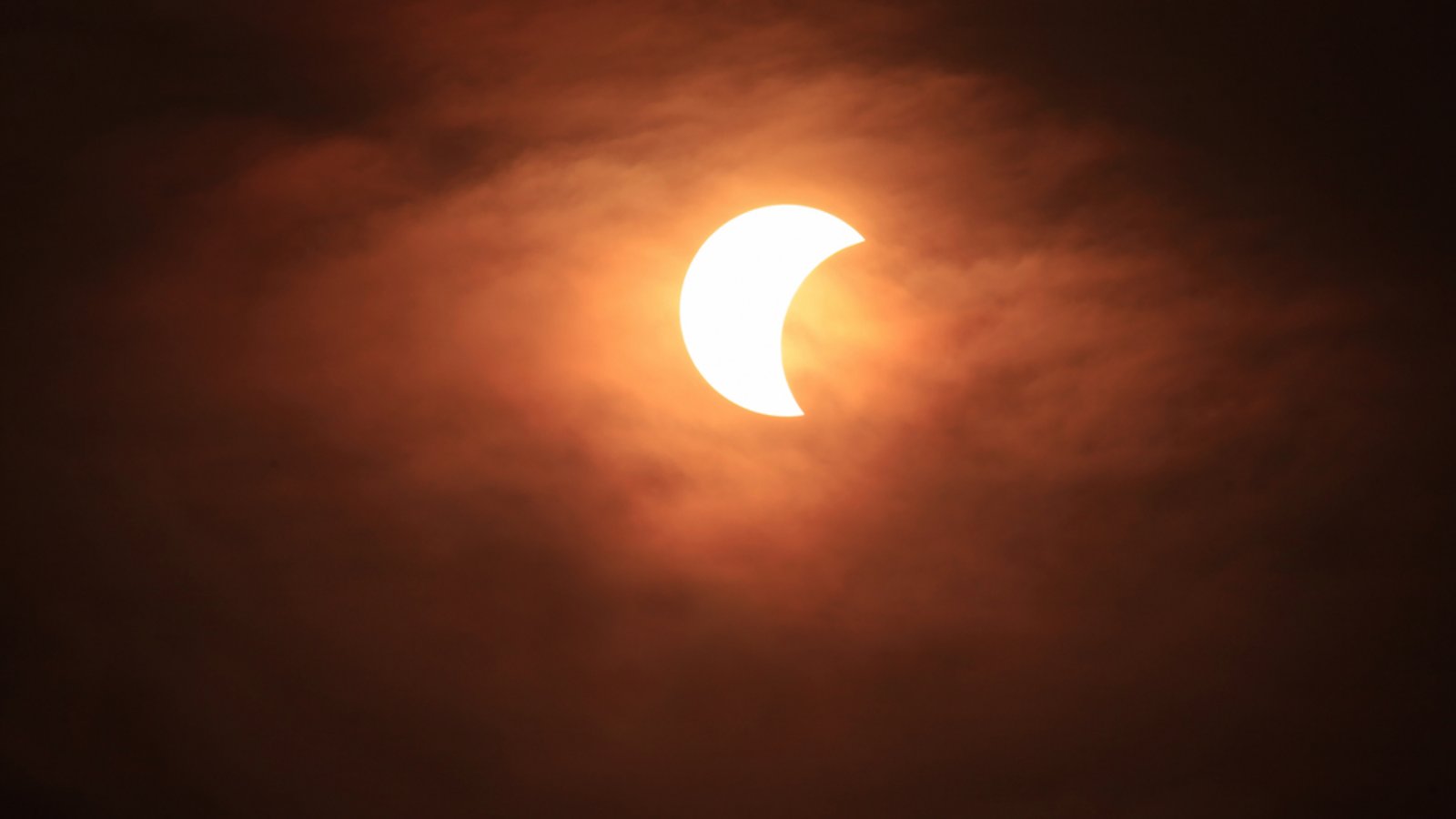 Die Sonnenfinsternis lässt nicht lange auf sich warten.Foto: Sanit Fuangnakhon / shutterstock.com Die Sonnenfinsternis lässt nicht lange auf sich warten.Foto: Sanit Fuangnakhon / shutterstock.com