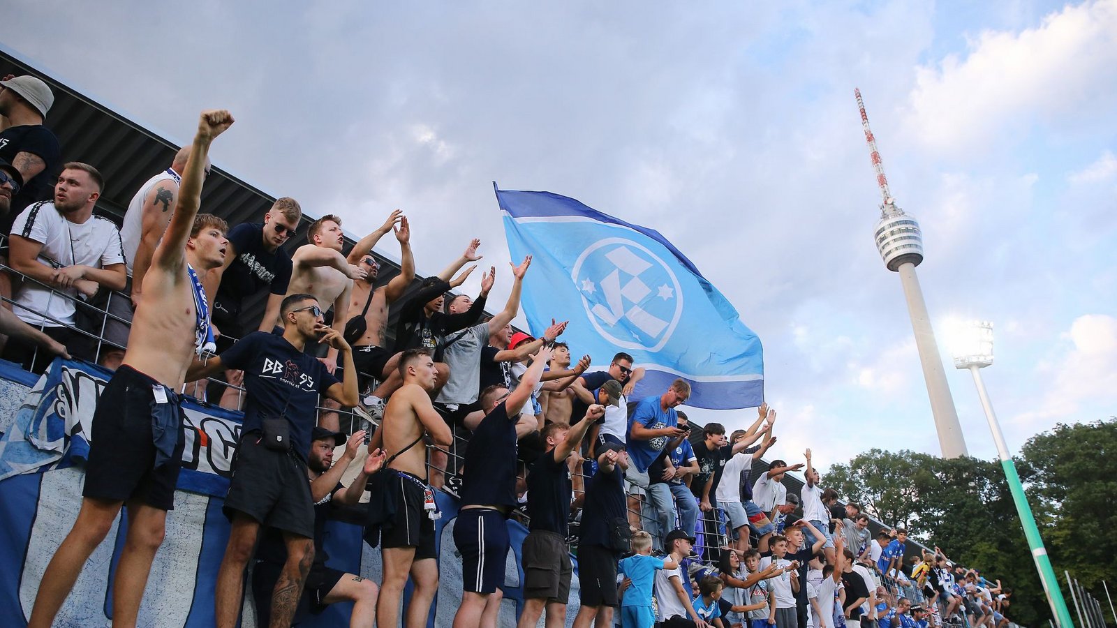 Die 7280 Zuschauer im Gazi-Stadion auf der Waldau  waren begeistert von der Vorstellung des Oberligisten gegen den drei Klassen höher spielenden Zweitligisten.Foto: Pressefoto Baumann/Julia Rahn