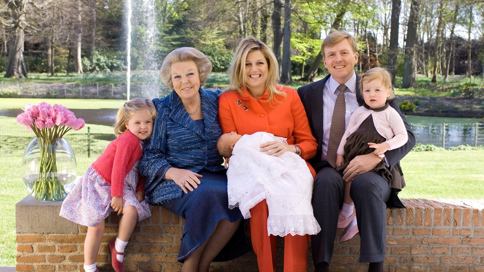 2007 wird Alexia zur großen Schwester: Prinzessin Ariane wird geboren. Das offizielle Foto zeigt den damaligen Kronprinzen Willem-Alexander mit seiner Mutter, der damaligen Königin Beatrix, seiner Gattin Maxima, und den Töchtern (l-r), die Prinzessinnen Catharina-Amalia, Ariane und Alexia.Foto: picture-alliance/ dpa | DB Jeroen van der Meyde