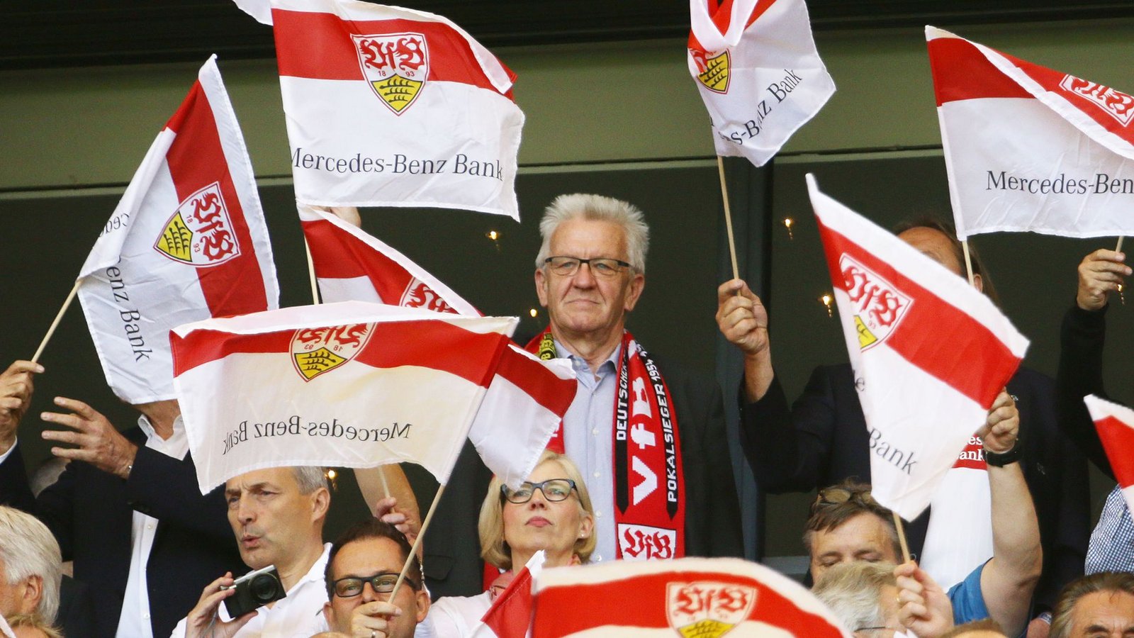 Im Fanblock des VfB Stuttgart fühlt sich Ministerpräsident Winfried Kretschmann wohl.Foto: Pressefoto Baumann