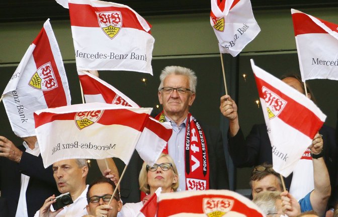 Im Fanblock des VfB Stuttgart fühlt sich Ministerpräsident Winfried Kretschmann wohl.<span class='image-autor'>Foto: Pressefoto Baumann</span>