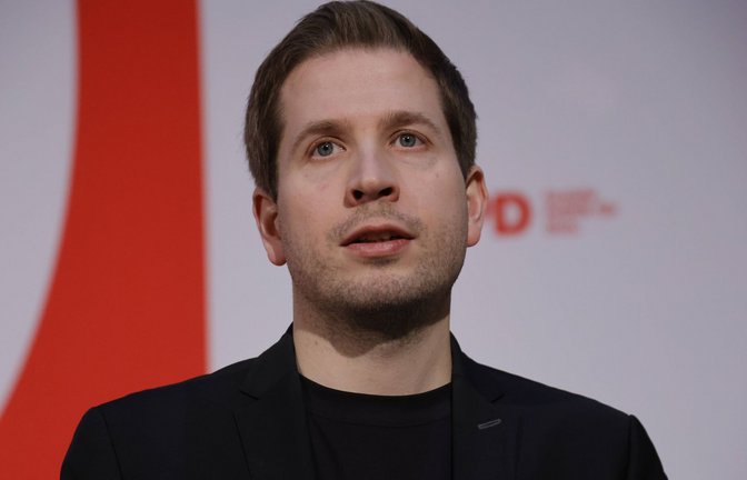 Kevin Kühnert (SPD) ist nicht gut auf Altkanzler Gerhard Schröder (SPD) zu sprechen. (Archivbild)<span class='image-autor'>Foto: imago/Metodi Popow</span>