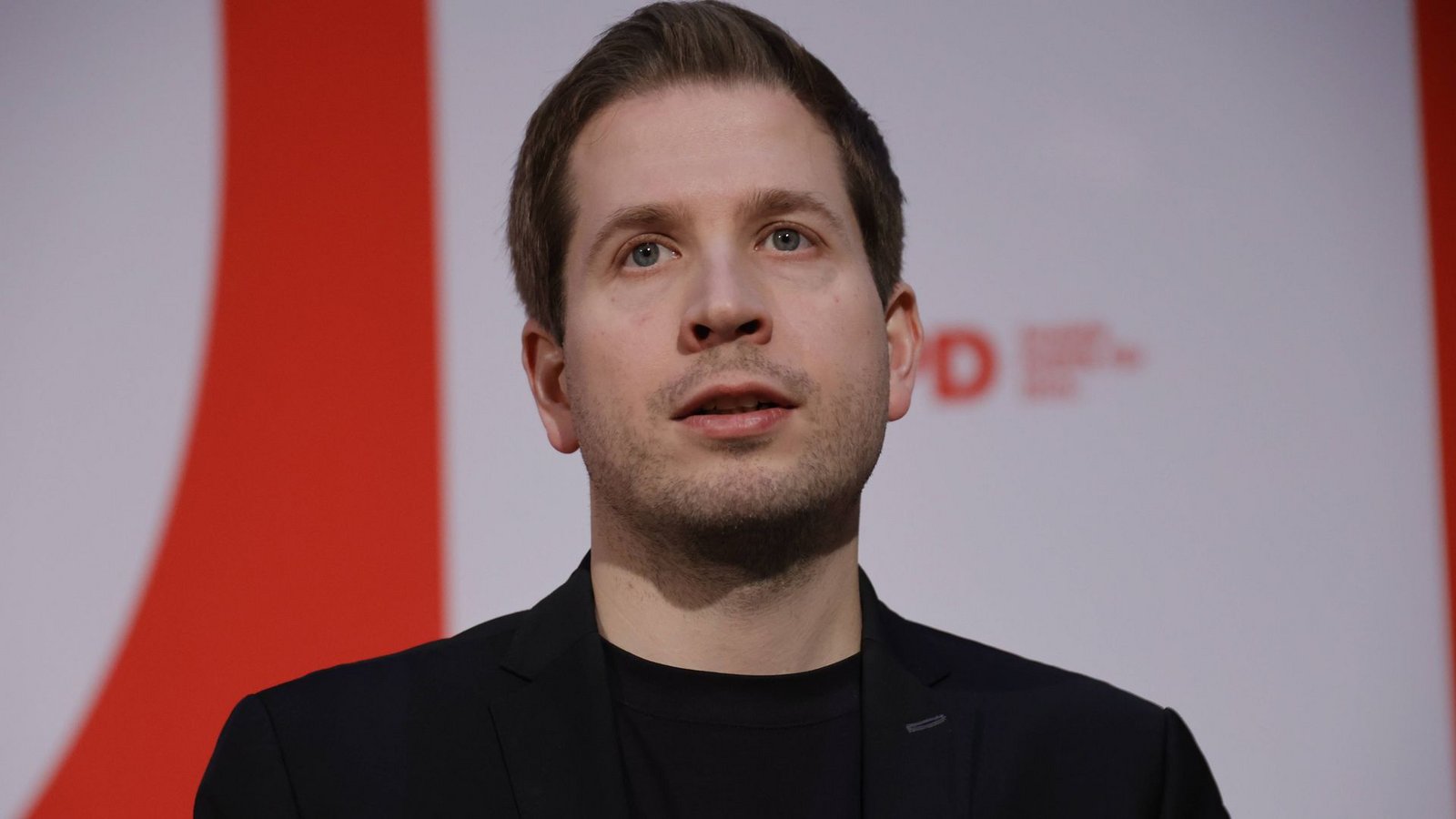 Kevin Kühnert (SPD) ist nicht gut auf Altkanzler Gerhard Schröder (SPD) zu sprechen. (Archivbild)Foto: imago/Metodi Popow Kevin Kühnert (SPD) ist nicht gut auf Altkanzler Gerhard Schröder (SPD) zu sprechen. (Archivbild)Foto: imago/Metodi Popow