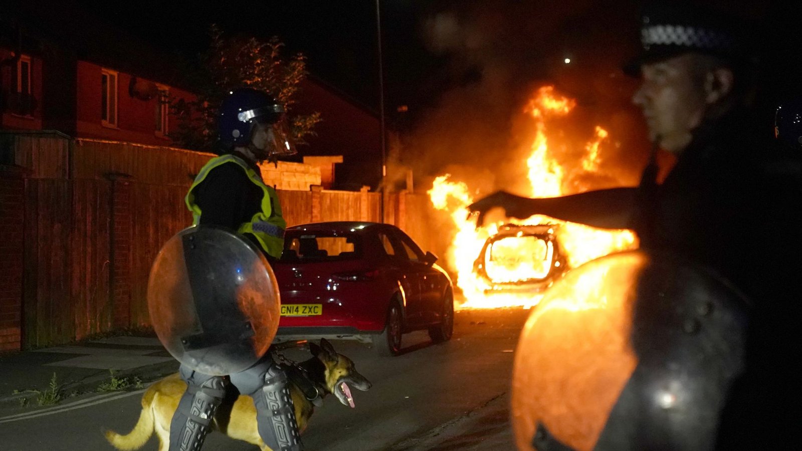 In England war es zu schweren Krawallen gekommen. iFoto: dpa/Owen Humphreys