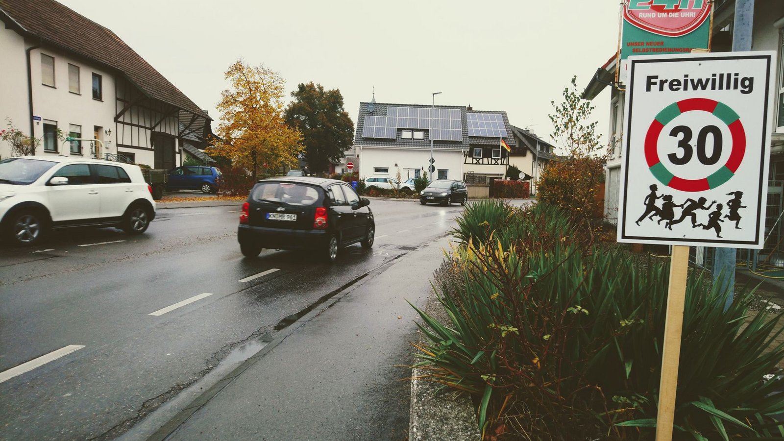 Die einen fahren freiwillig Tempo 30, bei anderen drosselt der Fahrassistent ganz unfreiwillig die Geschwindigkeit.Foto: Grüne Höri/oh Die einen fahren freiwillig Tempo 30, bei anderen drosselt der Fahrassistent ganz unfreiwillig die Geschwindigkeit.Foto: Grüne Höri/oh