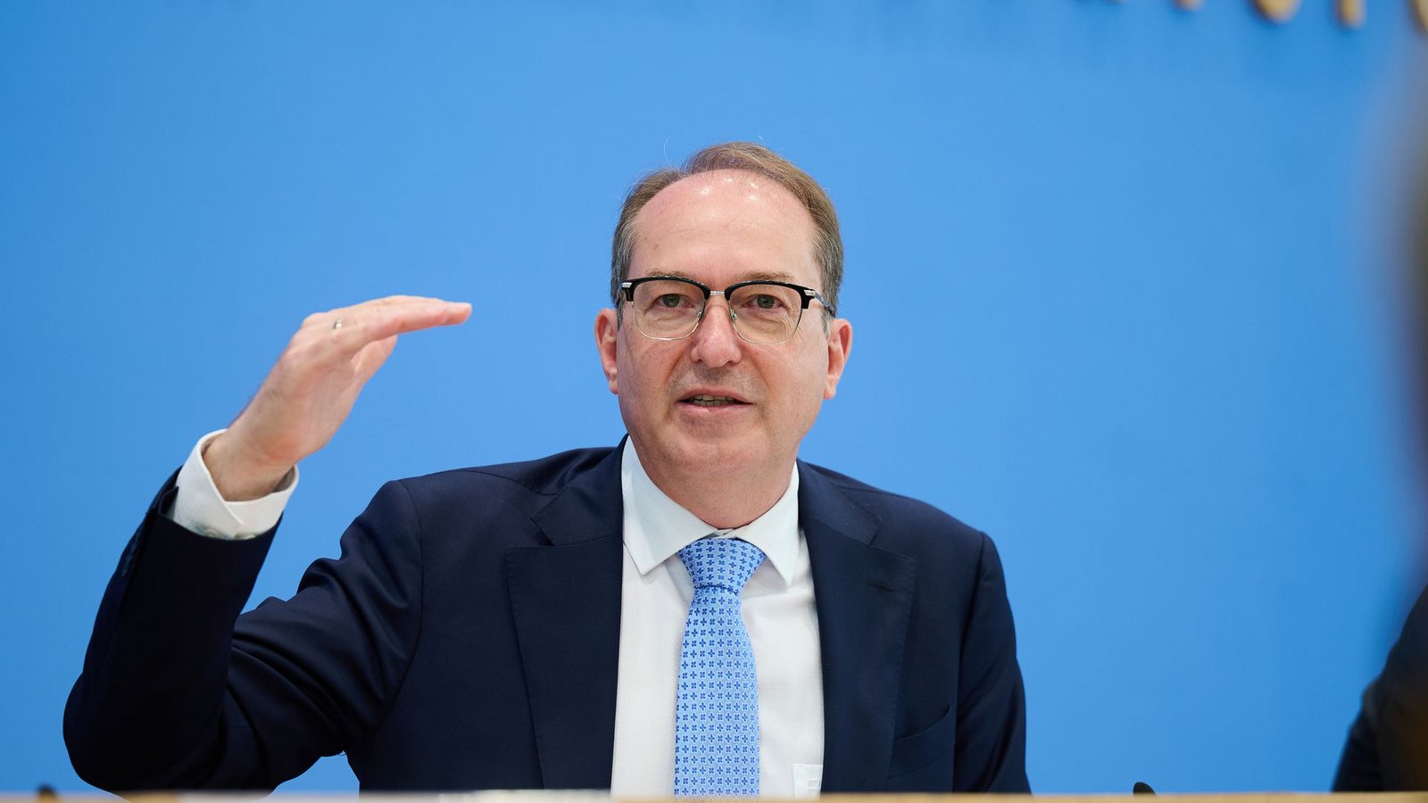 Bundesinnenminister Alexander Dobrindt (CSU) hofft, bis Ende des Jahres Vereinbarungen für Abschiebezentren in Drittstaaten geschaffen zu haben. (Archivbild)Foto: Annette Riedl/dpa Bundesinnenminister Alexander Dobrindt (CSU) hofft, bis Ende des Jahres Vereinbarungen für Abschiebezentren in Drittstaaten geschaffen zu haben. (Archivbild)Foto: Annette Riedl/dpa