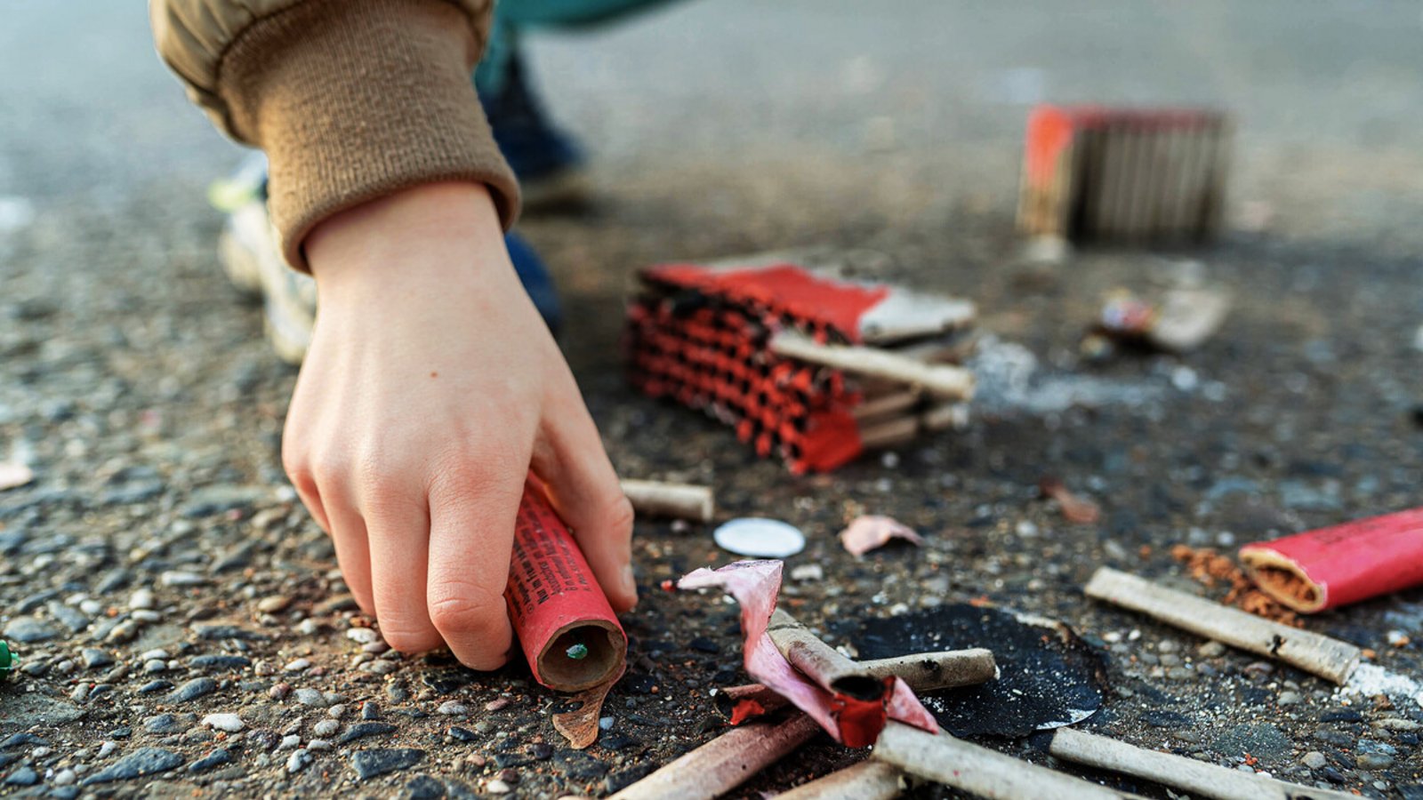 Am Morgen des 1. Januars gibt es eine weitere Welle an Notfällen, wenn Kinder nicht abgebranntes Feuerwerk anzünden und sich dabei ­verletzen. Am Morgen des 1. Januars gibt es eine weitere Welle an Notfällen, wenn Kinder nicht abgebranntes Feuerwerk anzünden und sich dabei verletzen.Foto: imago images/Marius Schwarz