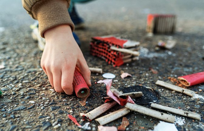 Am Morgen des 1. Januars gibt es eine weitere Welle an Notfällen, wenn Kinder nicht abgebranntes Feuerwerk anzünden und sich dabei ­verletzen. Am Morgen des 1. Januars gibt es eine weitere Welle an Notfällen, wenn Kinder nicht abgebranntes Feuerwerk anzünden und sich dabei verletzen.<span class='image-autor'>Foto: imago images/Marius Schwarz</span>