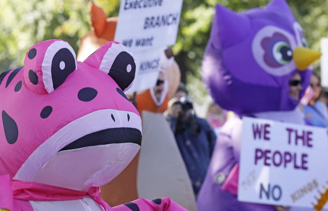 Im Oktober 2025 in Portland:  Menschen in Tier-Kostümen protestieren gegen die Trump-Regierung.<span class='image-autor'>Foto: imago/Zuma Press Wire</span>