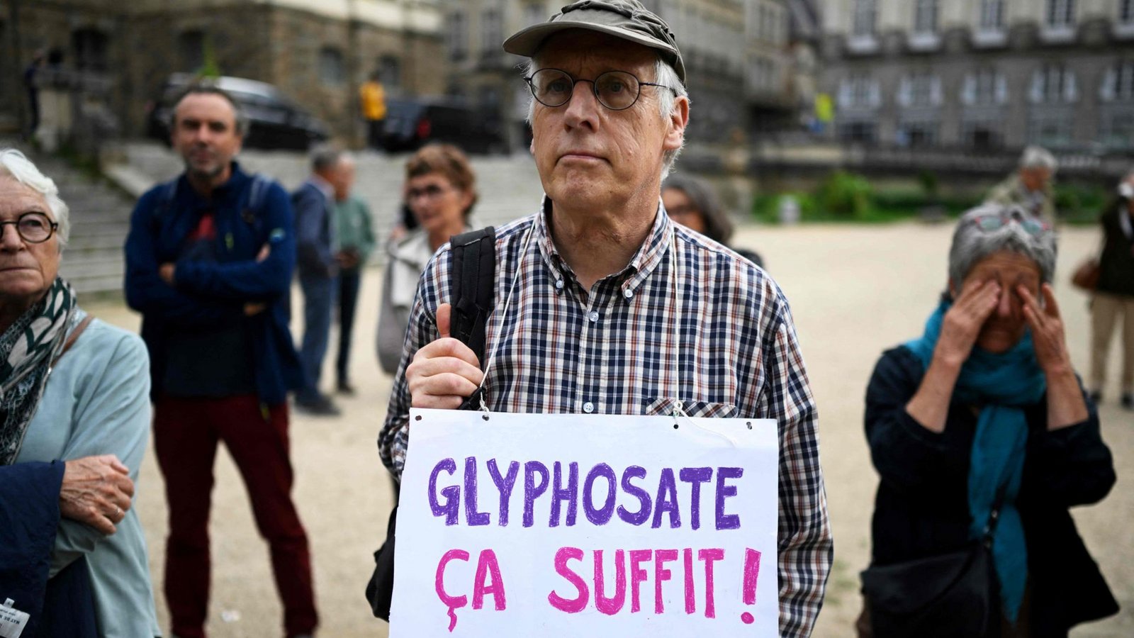 Ein Mann protestiert im französischen Renne gegen die weitere Zulassung von Glyphosat. Am Freitag wurde die Entscheidung dazu in Brüssel allerdings vertagt.Foto: AFP/DAMIEN MEYER Ein Mann protestiert im französischen Renne gegen die weitere Zulassung von Glyphosat. Am Freitag wurde die Entscheidung dazu in Brüssel allerdings vertagt.Foto: AFP/DAMIEN MEYER