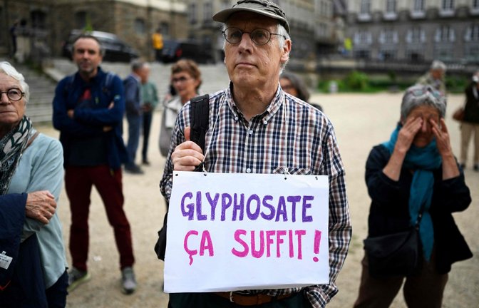 Ein Mann protestiert im französischen Renne gegen die weitere Zulassung von Glyphosat. Am Freitag wurde die Entscheidung dazu in Brüssel allerdings vertagt.<span class='image-autor'>Foto: AFP/DAMIEN MEYER</span>