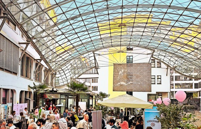 Das Mash-Glasdach erlaubt wetterunabhängige Partys.<span class='image-autor'>Foto: Uwe Bogen</span>