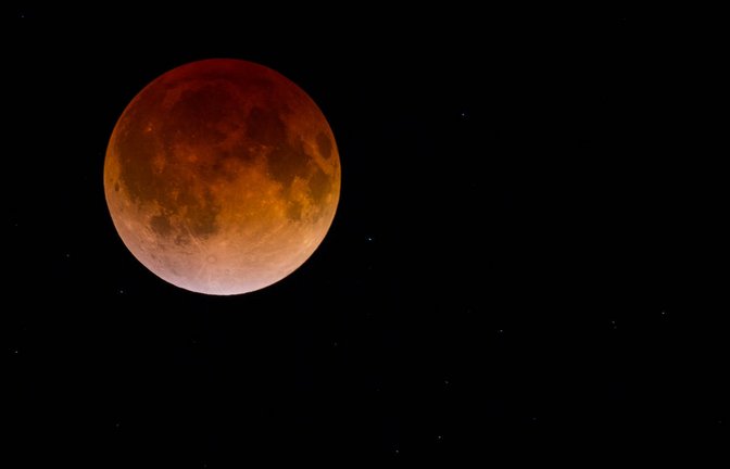 Am Samstagabend findet die nächste Mondfinsternis statt. Alles, was Sie zur partiellen Mondfinsternis im Oktober 2023 wissen sollten, erfahren Sie hier.<span class='image-autor'>Foto: James.Pintar / Shutterstock.com</span>