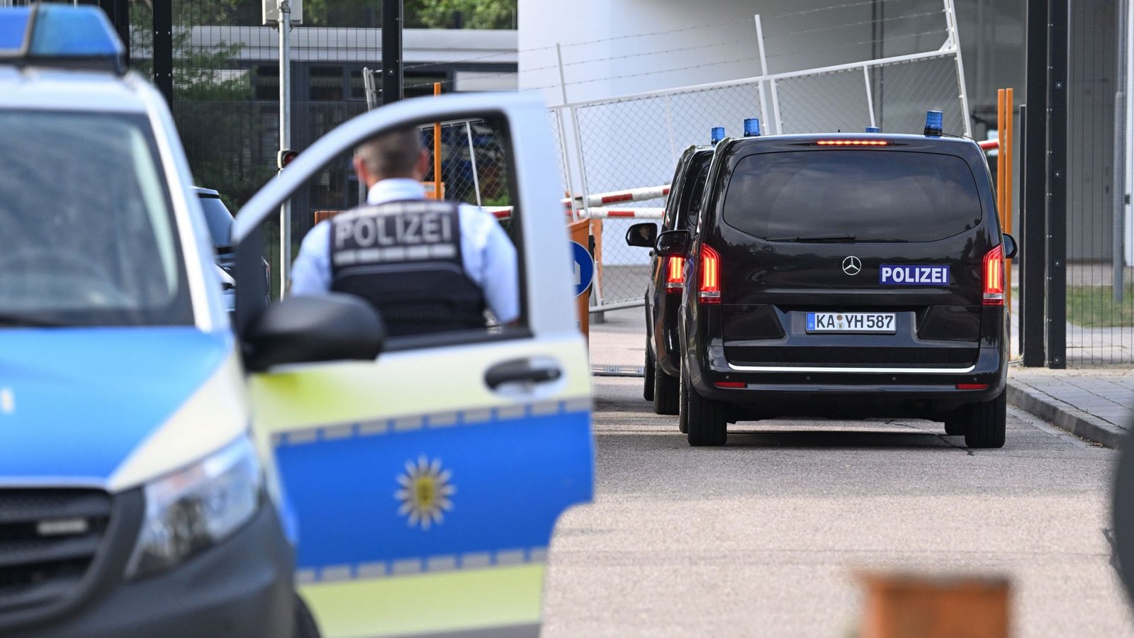 Juli 2025: Einsatzfahrzeuge der Polizei fahren auf das Gelände des Bundesgerichtshofes, wo ein mutmaßlicher Iran-Spion vorgeführt wurde.Foto: dpa/Bernd Weißbrod Juli 2025: Einsatzfahrzeuge der Polizei fahren auf das Gelände des Bundesgerichtshofes, wo ein mutmaßlicher Iran-Spion vorgeführt wurde.Foto: dpa/Bernd Weißbrod