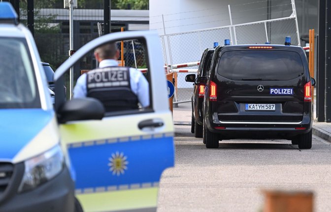 Juli 2025: Einsatzfahrzeuge der Polizei fahren auf das Gelände des Bundesgerichtshofes, wo ein mutmaßlicher Iran-Spion vorgeführt wurde.<span class='image-autor'>Foto: dpa/Bernd Weißbrod</span>