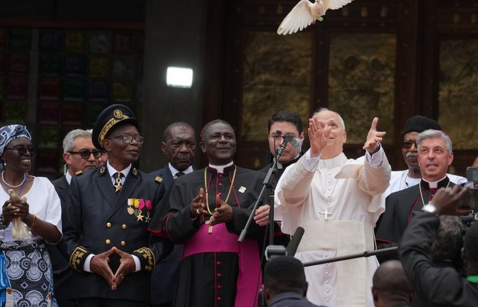 Leo ist seit Mai vergangenen Jahres Oberhaupt von weltweit 1,4 Milliarden Katholiken. In Bamenda lässt er eine weiße Taube fliegen.<span class='image-autor'>Foto: Andrew Medichini/AP/dpa</span>