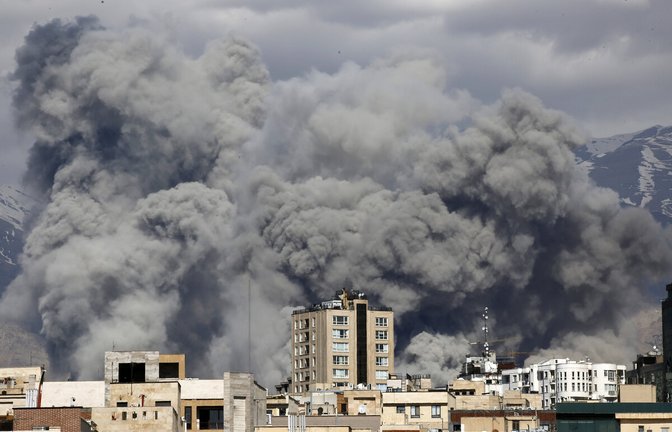 Qualm über Irans Hauptstadt: Teheran steht unter Beschuss.<span class='image-autor'>Foto: IMAGO/Anadolu Agency</span>