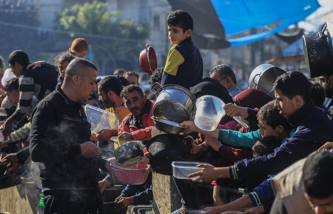 Dauerzustand? Palästinenser drängen sich an die Lebensmittelausgabe einer Hilfsorganisation in Rafah.<span class='image-autor'>Foto: dpa/Mohammed Talatene</span>