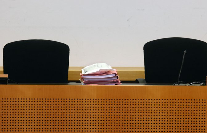 Akten liegen im Strafjustizzentrum auf dem Richtertisch.<span class='image-autor'>Foto: Karl-Josef Hildenbrand/dpa</span>