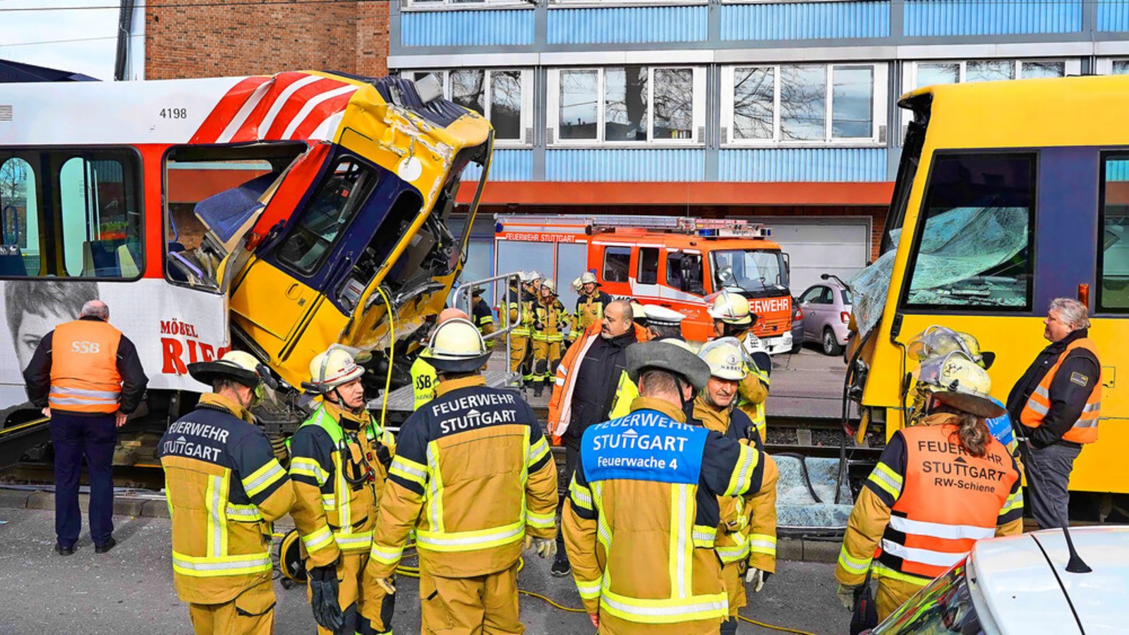 Große Betroffenheit nach der Kollision: Rettungskräfte sichten am 23. Februar 2024 die Unfallstelle.Foto: Andreas Rosar