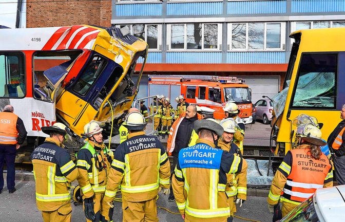 Große Betroffenheit nach der Kollision: Rettungskräfte sichten am 23. Februar 2024 die Unfallstelle.<span class='image-autor'>Foto: Andreas Rosar</span>