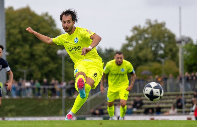 David Tomic verwandelte in Mainz einen Elfmeter zum 1:0, dennoch verloren die Kickers mit 1:3.<span class='image-autor'>Foto: IMAGO/Jan Huebner</span>