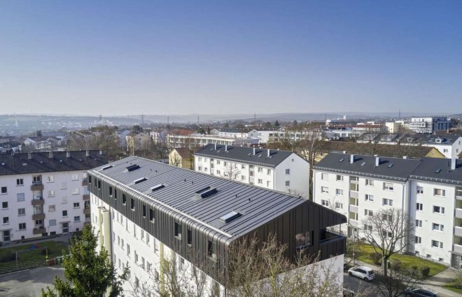 Das  von der Stuttgarter Architektin Daniela Resch sanierte Wohnhaus in Kornwestheim im Vordergrund hebt sich nicht nur durch seine Energieeffizienz, sondern auch durch seine Gestaltung positiv von den nicht sanierten Häusern drumherum ab.<span class='image-autor'>Foto: Jürgen Pollak/Daniela Resch Architektur & Design Jürgen Pollak</span>