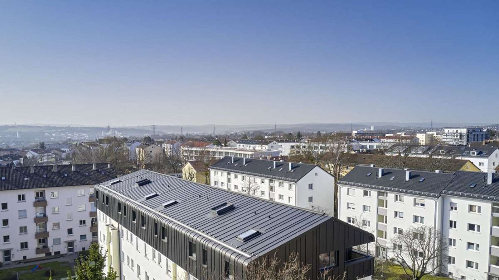 Das  von der Stuttgarter Architektin Daniela Resch sanierte Wohnhaus in Kornwestheim im Vordergrund hebt sich nicht nur durch seine Energieeffizienz, sondern auch durch seine Gestaltung positiv von den nicht sanierten Häusern drumherum ab.Foto: Jürgen Pollak/Daniela Resch Architektur & Design Jürgen Pollak