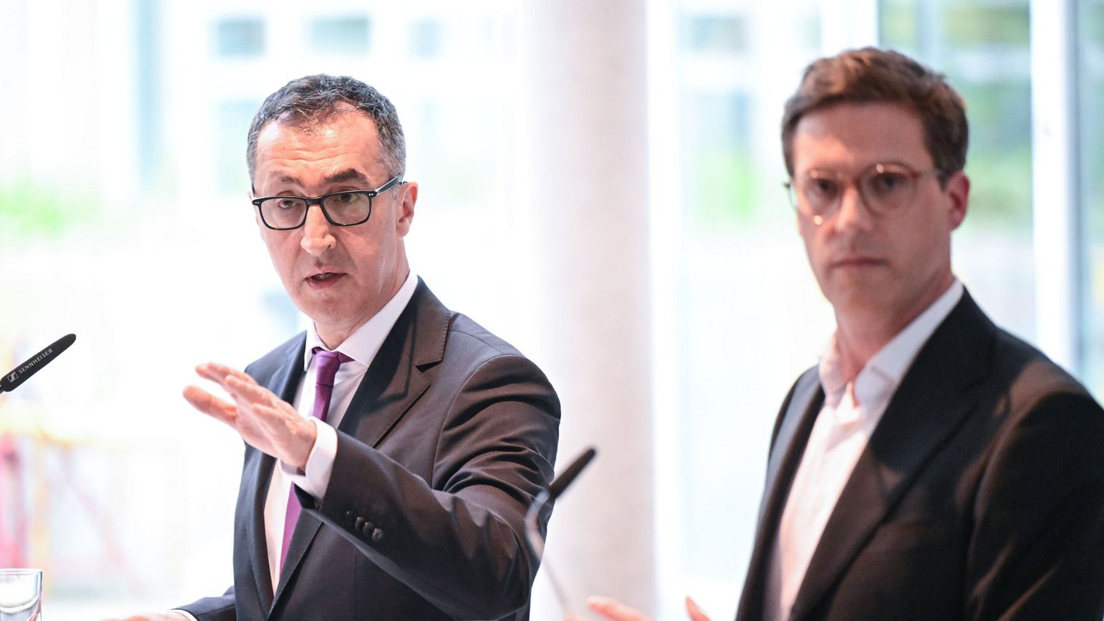 Die beiden Verhandlungsführer der Koalitionsverhandlungen in Baden-Württemberg, Cem Özdemir (l, Bündnis 90 / Die Grünen) und Manuel Hagel (CDU) geben im Foyer des Hauses der Abgeordneten eine gemeinsame Pressekonferenz.Foto: Bernd Weißbrod/dpa/Bernd Weißbrod