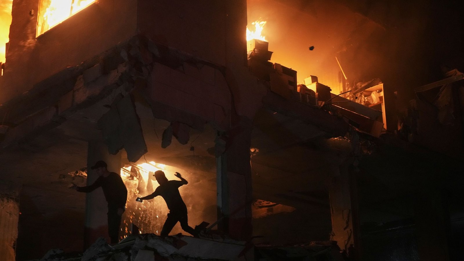 Palästinenser reagieren auf ein Feuer nach einem israelischen Angriff auf ein Wohnhaus im Stadtteil Rimal in Gaza Stadt.Foto: Jehad Alshrafi/AP/dpa