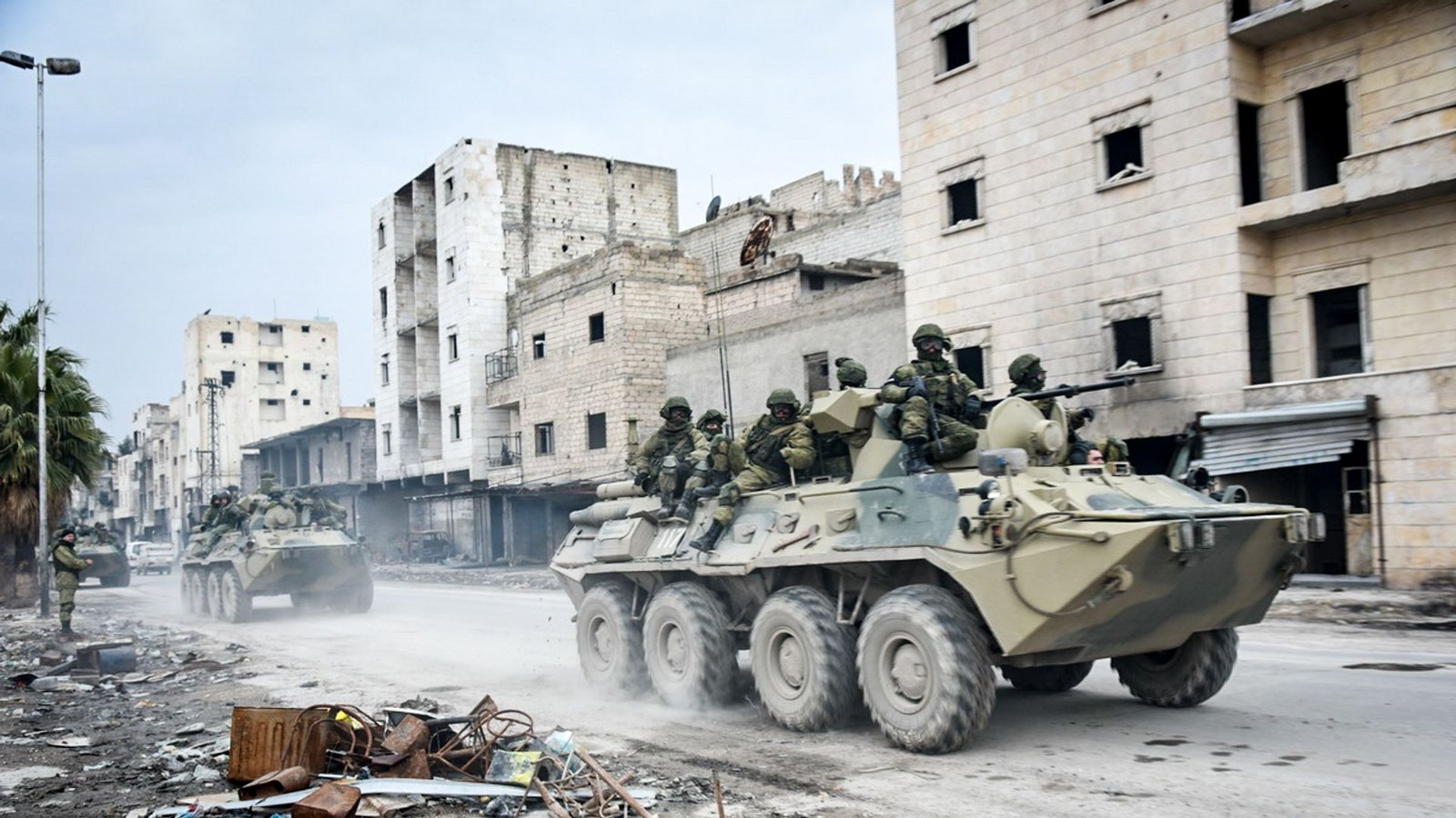 Russische Soldaten im Dezember 2016 in Aleppo: Im syrischen Bürgerkrieg (seit 2011)  wird Machthaber Baschar al-Assad von Russland, dem Iran und der libanesischen Hisbollah unterstützt, während sich die USA, Türkei und Saudi-Arabien auf der Seite verschiedener Rebellengruppen engagieren.Foto: Wikipedia commons/Mil.ru/CC BY 4.0