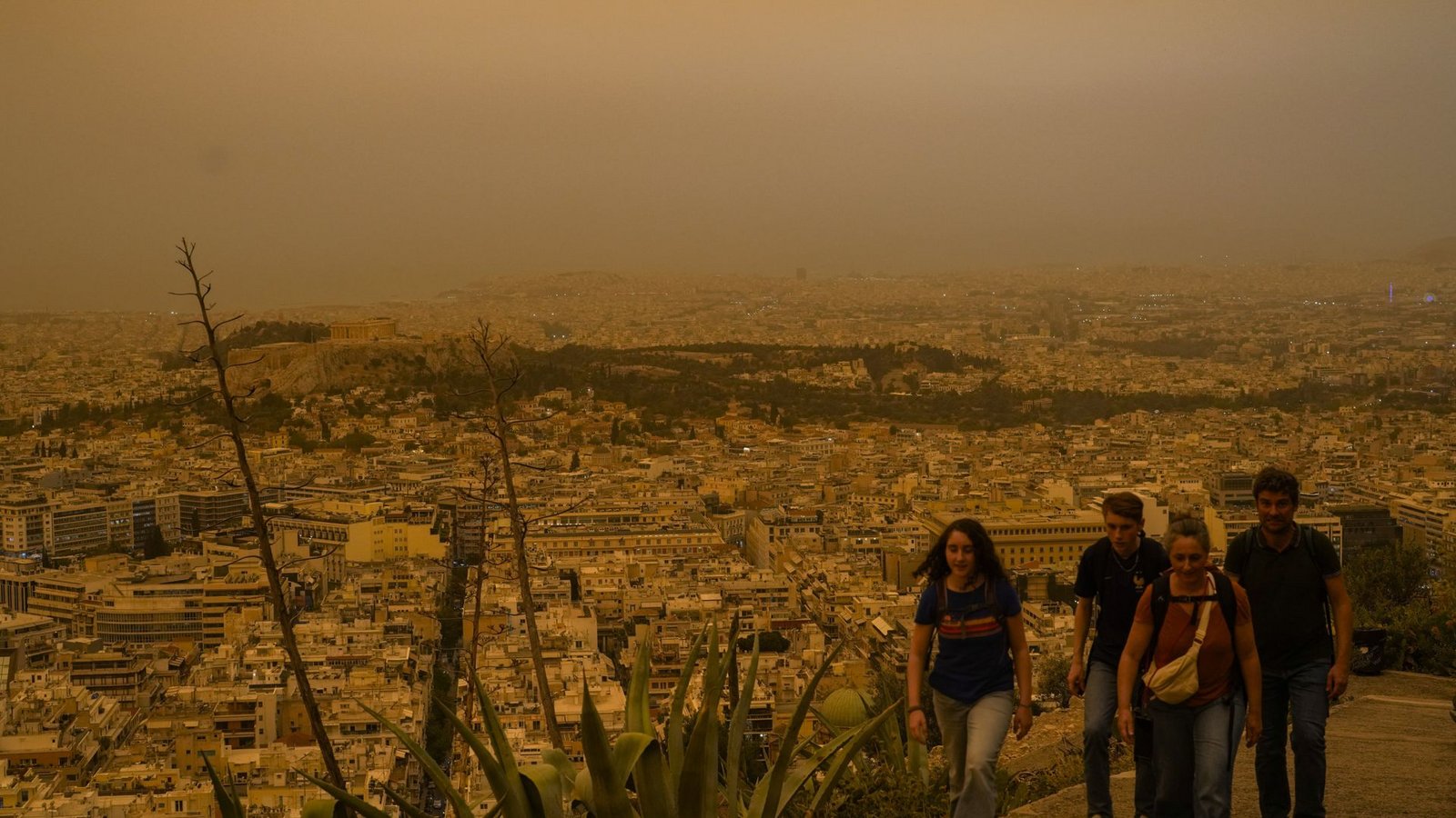Erwarte uns so viel Saharastaub wie hier am 23. April  in Athen?Foto: dpa/Petros Giannakouris