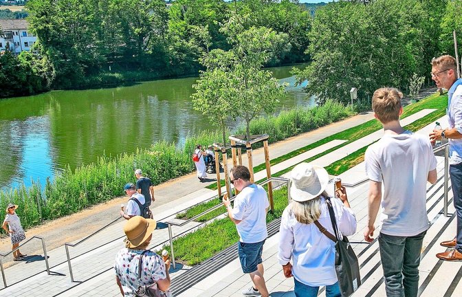 Kleinod hinter dem Bahnhof in Esslingen: der neue, rund zwei Kilometer lange Uferpark mit Sitzterrassen am Neckar.<span class='image-autor'>Foto: Bulgrin</span>