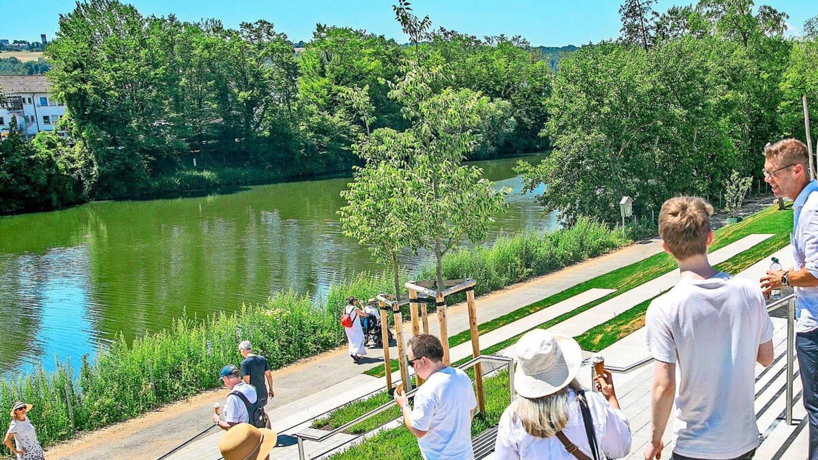 Kleinod hinter dem Bahnhof in Esslingen: der neue, rund zwei Kilometer lange Uferpark mit Sitzterrassen am Neckar.Foto: Bulgrin Kleinod hinter dem Bahnhof in Esslingen: der neue, rund zwei Kilometer lange Uferpark mit Sitzterrassen am Neckar.Foto: Bulgrin
