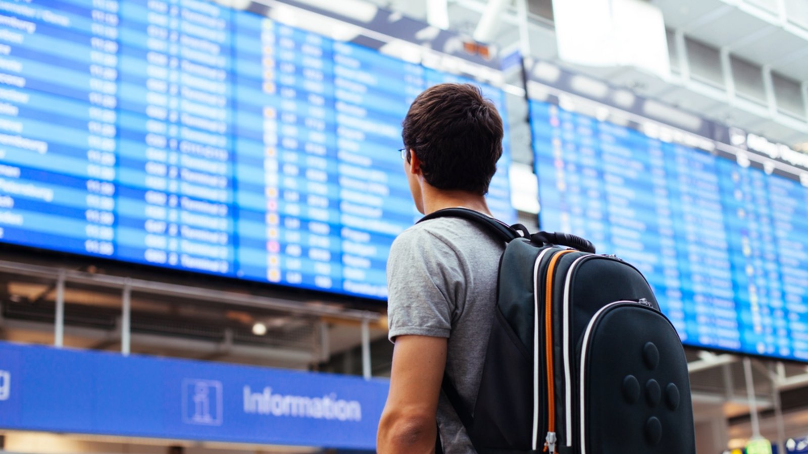 Wann sollte man vor Abflug am Flughafen sein?Foto: Sergey Furtaev/Shutterstock