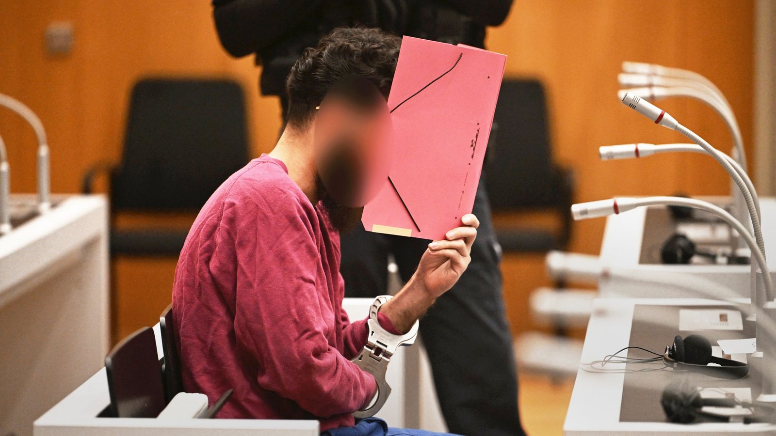 Der Angeklagte Sulaiman A. beim Prozessauftakt vor zwei WochenFoto: dpa/Marijan Murat Der Angeklagte Sulaiman A. beim Prozessauftakt vor zwei WochenFoto: dpa/Marijan Murat