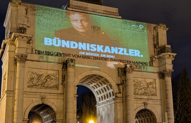 „Bündniskanzler. Ein Mensch. Ein Wort.“ Die Grünen  haben mit ihrer Wahlwerbung für ihren Spitzenmann Robert Habeck am Münchner Siegestor für Aufsehen – und ein juristisches Nachspiel gesorgt.<span class='image-autor'>Foto: dpa/Konstantin Weddige</span>