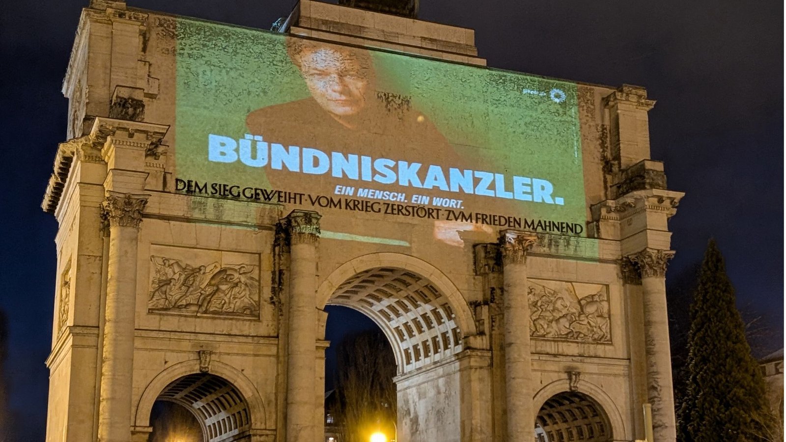 „Bündniskanzler. Ein Mensch. Ein Wort.“ Die Grünen  haben mit ihrer Wahlwerbung für ihren Spitzenmann Robert Habeck am Münchner Siegestor für Aufsehen – und ein juristisches Nachspiel gesorgt.Foto: dpa/Konstantin Weddige