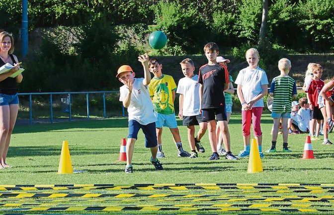 Werfen und Stoßen sind klassische Disziplinen der Leichtathletik. Bei den Meisterschaften der U 10 am Alten Postweg musste der bunte Medizinball möglichst weit gestoßen werden.  Foto: Küppers