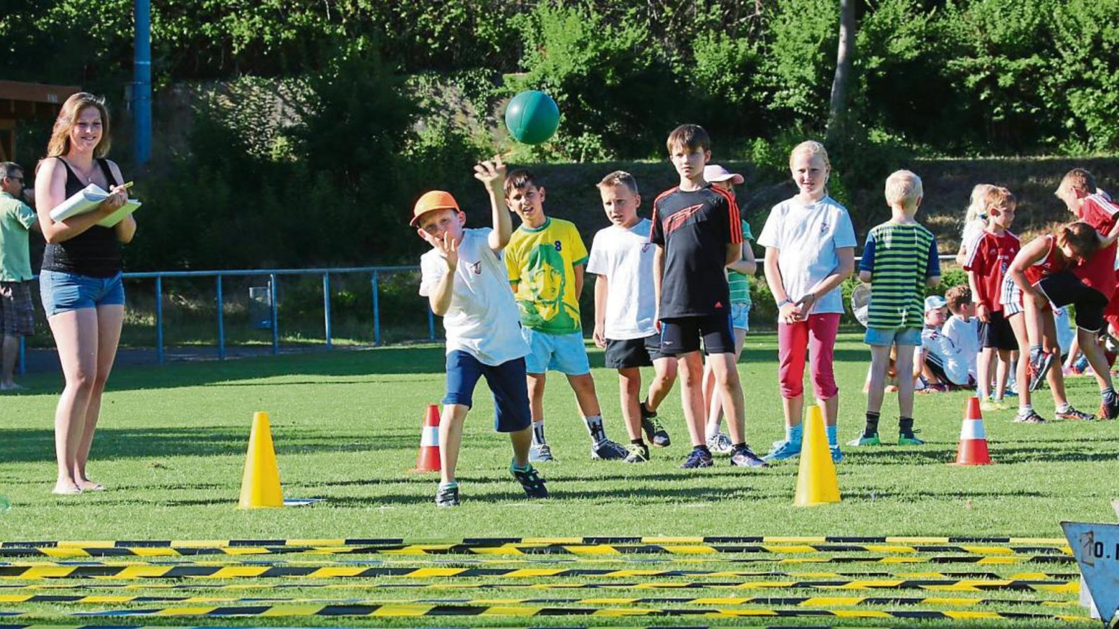 Werfen und Stoßen sind klassische Disziplinen der Leichtathletik. Bei den Meisterschaften der U 10 am Alten Postweg musste der bunte Medizinball möglichst weit gestoßen werden.  Foto: Küppers