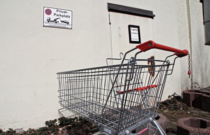 Ein Einkaufswagen mit Privatparkplatz in der Vaihinger Innenstadt?  Foto: Banholzer