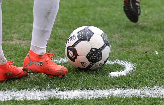 Die Fußballer der Region sind sowohl in der Landesliga am Mittwochabend als auch im Bezirkspokal am Donnerstagabend gefordert.<span class='image-autor'>IMAGO/Beautiful Sports</span>