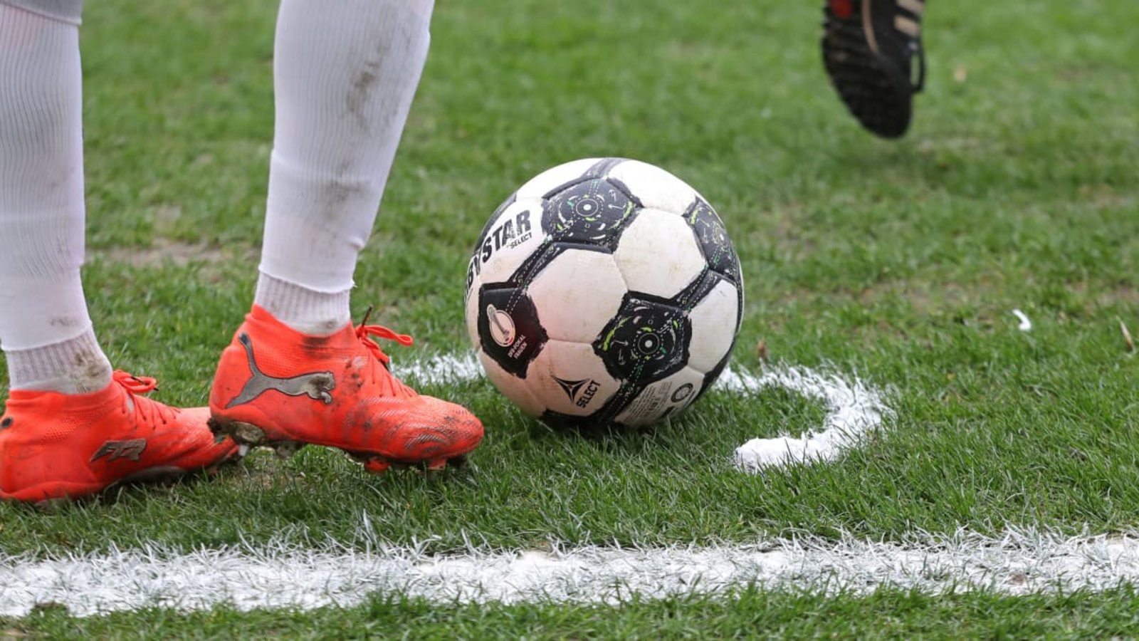 Die Fußballer der Region sind sowohl in der Landesliga am Mittwochabend als auch im Bezirkspokal am Donnerstagabend gefordert.IMAGO/Beautiful Sports