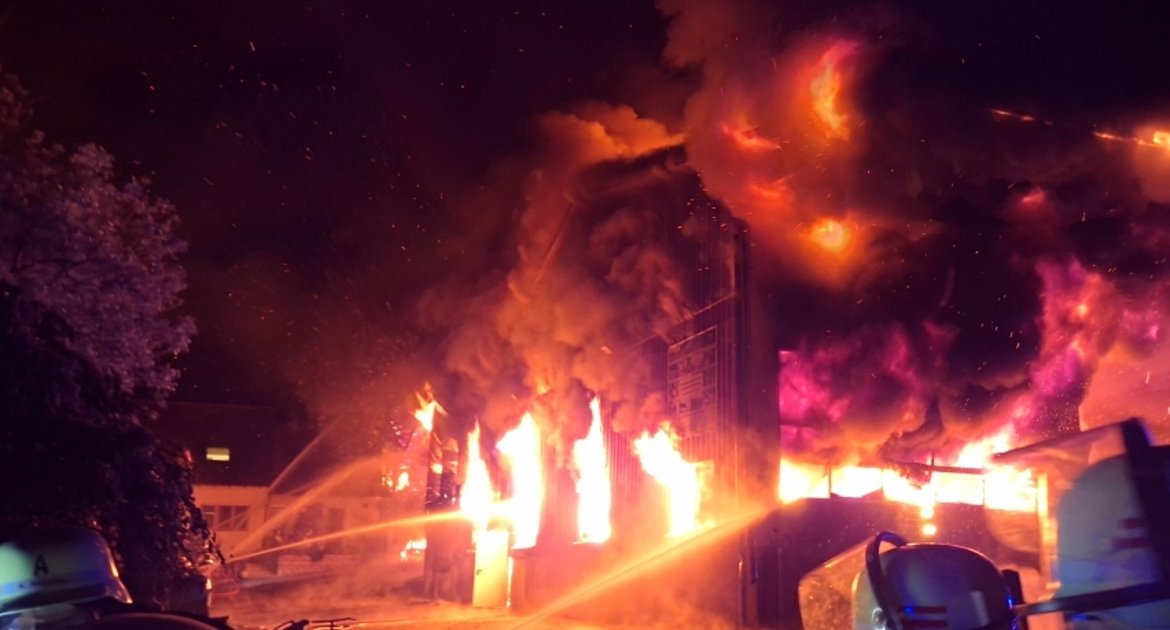 Brand Lindenhof Oberriexingen, 60 Rinder verendet, mehrere Gebäude völlig abgebrannt, Wohnhäuser gehalten, Foto von Bürgermeister Ron Keller