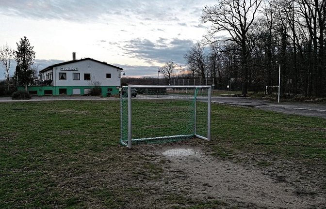 Das Areal am Hochdorfer Sport- und Tennisplatz hat eine Überarbeitung bitter nötig und soll als parkähnliche Anlage mit verschiedenen Betätigungsangeboten aufgewertet werden. Foto: Romanowski