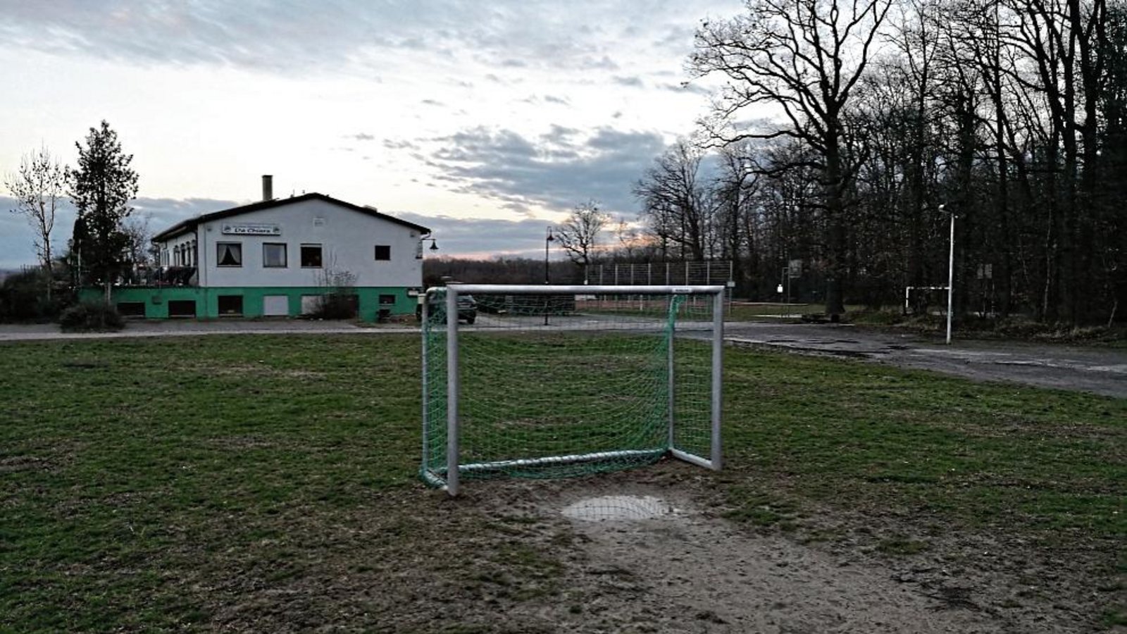 Das Areal am Hochdorfer Sport- und Tennisplatz hat eine Überarbeitung bitter nötig und soll als parkähnliche Anlage mit verschiedenen Betätigungsangeboten aufgewertet werden. Foto: Romanowski